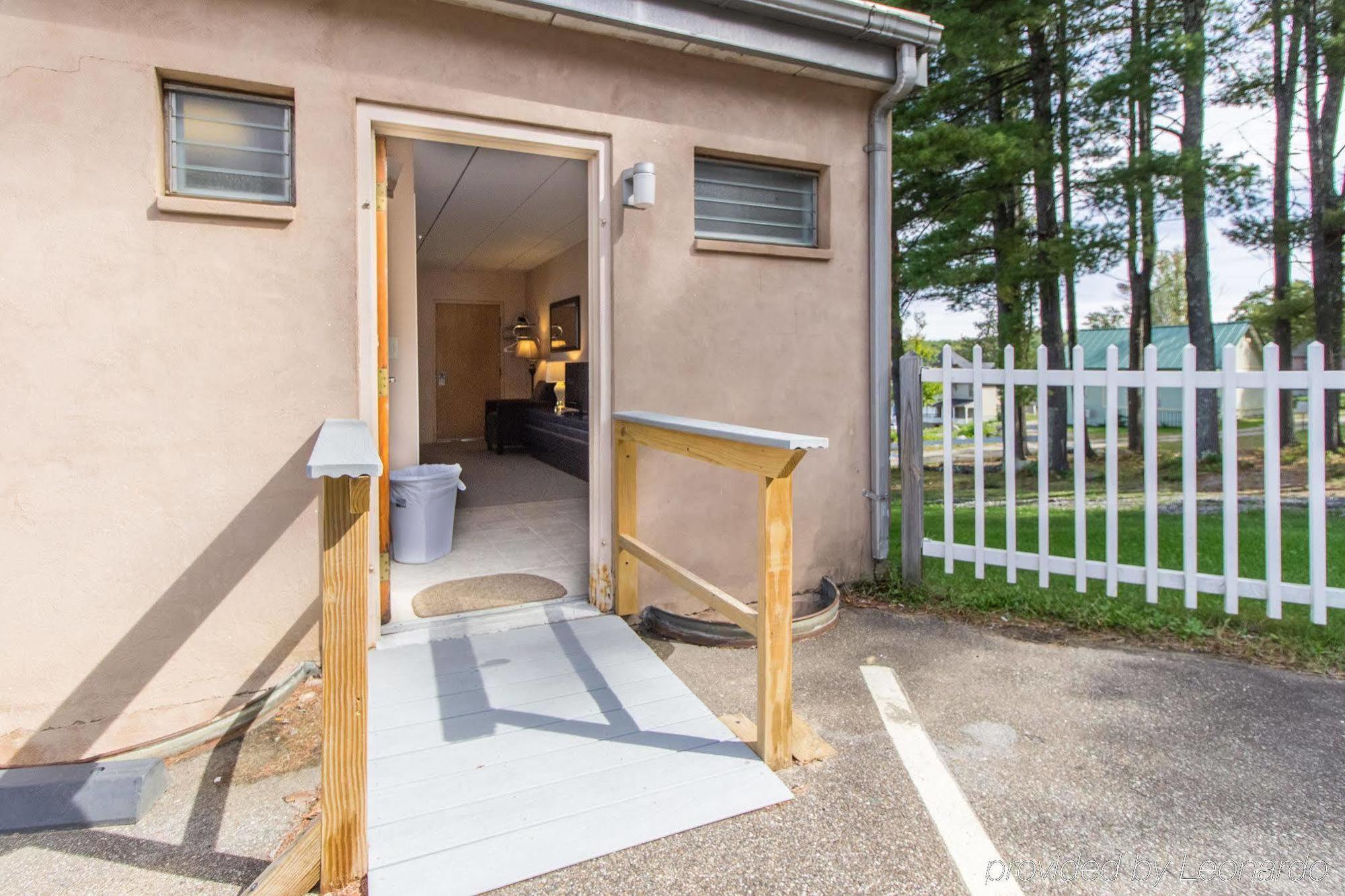 Half Moon Motel & Cottages Weirs Beach Exteriör bild