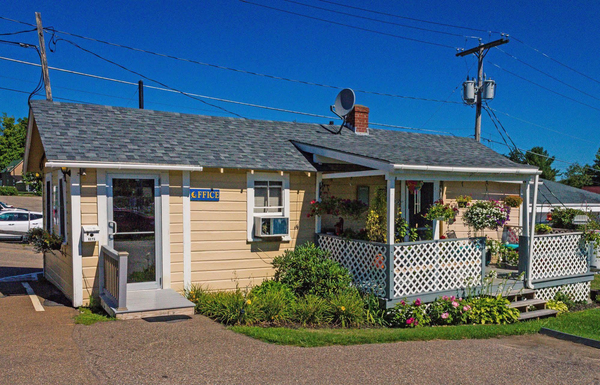 Half Moon Motel & Cottages Weirs Beach Exteriör bild